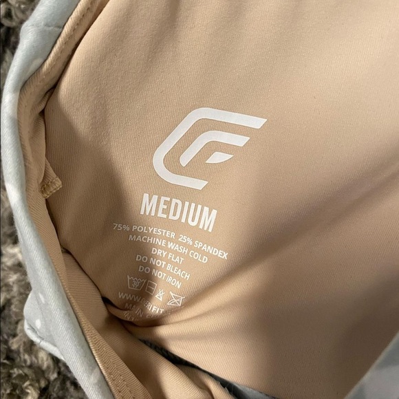 Cherí Fit Snow Bra and Legging - Picture 6 of 6